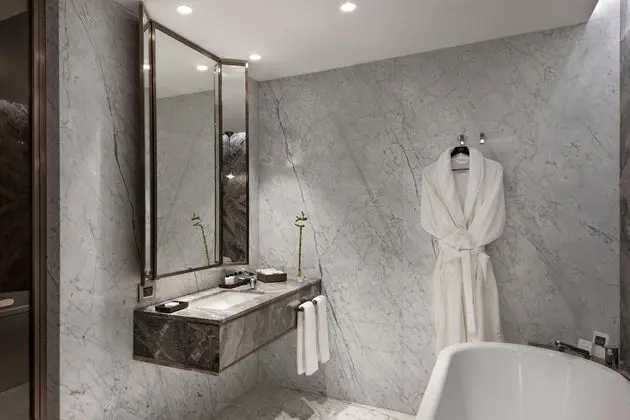 Reges Retreat Room