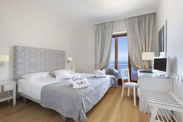 Tek Büyük veya İki Ayrı Yataklı Oda, Balkon, Deniz Manzaralı