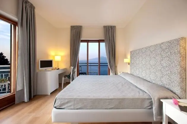 Tek Büyük veya İki Ayrı Yataklı Oda, Balkon, Deniz Manzaralı