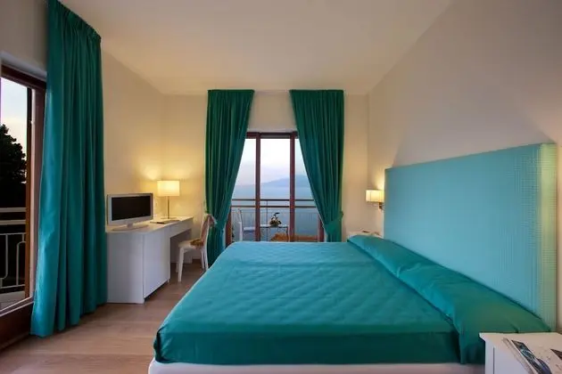 Tek Büyük veya İki Ayrı Yataklı Oda, Balkon, Deniz Manzaralı