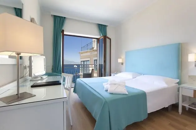 Tek Büyük veya İki Ayrı Yataklı Oda, Balkon, Deniz Manzaralı