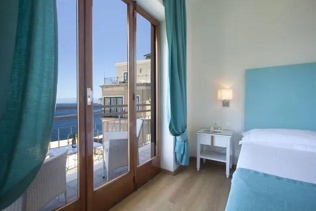 Tek Büyük veya İki Ayrı Yataklı Oda, Balkon, Deniz Manzaralı