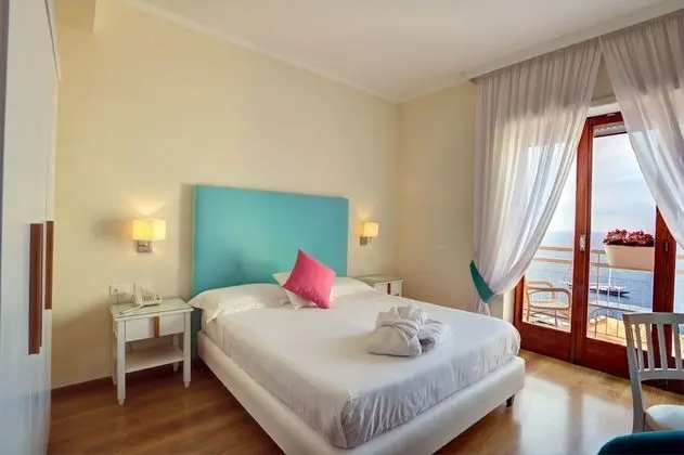 Tek Büyük veya İki Ayrı Yataklı Oda, Balkon, Deniz Manzaralı