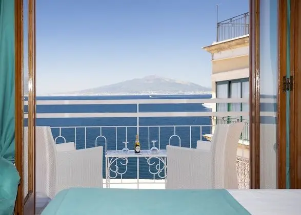 Tek Büyük veya İki Ayrı Yataklı Oda, Balkon, Deniz Manzaralı