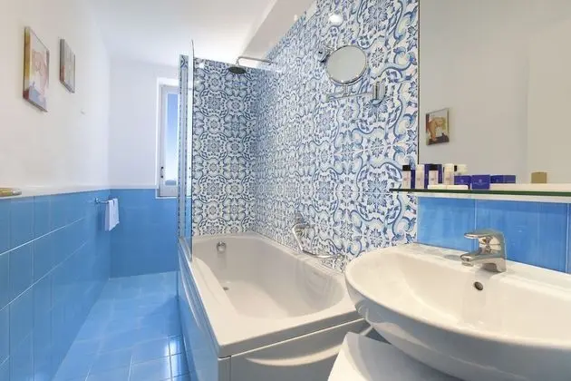 Tek Büyük veya İki Ayrı Yataklı Oda, Balkon, Deniz Manzaralı