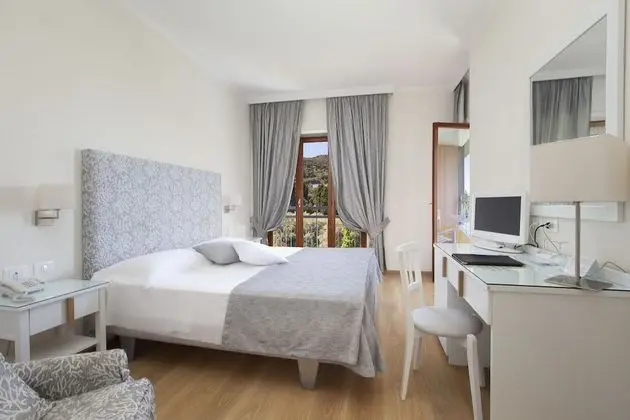 Tek Büyük veya İki Ayrı Yataklı Oda, Havuz Manzaralı