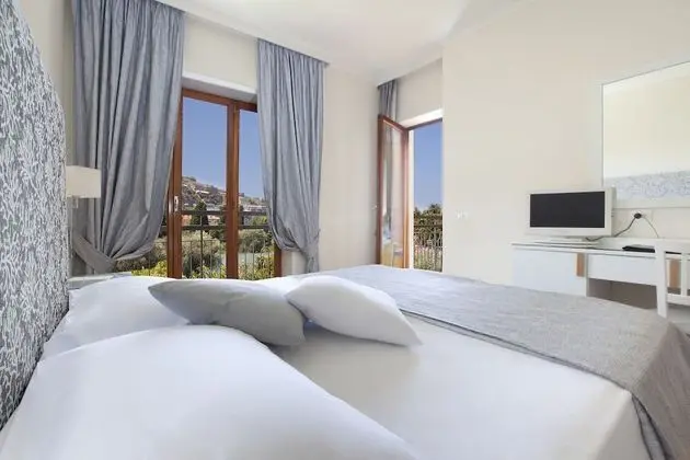Tek Büyük veya İki Ayrı Yataklı Oda, Havuz Manzaralı