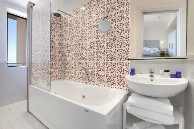 Tek Büyük veya İki Ayrı Yataklı Oda, Havuz Manzaralı