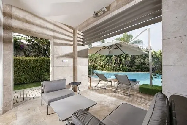 Pearl Pool Room
