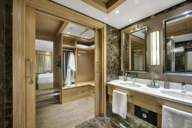 Pearl Pool Room