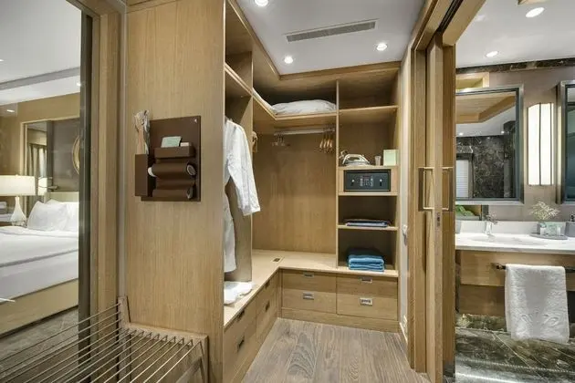 Pearl Pool Room