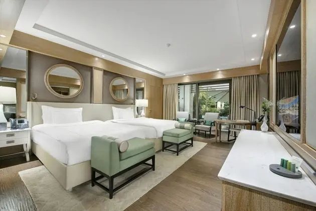 Pearl Pool Room