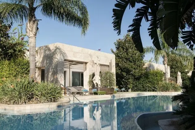Pearl Pool Room