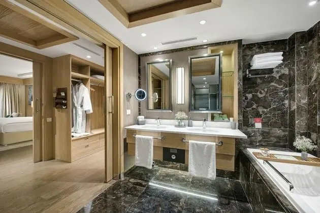 Pearl Pool Suite