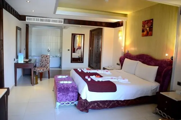 Deluxe Suite with Spa Bath