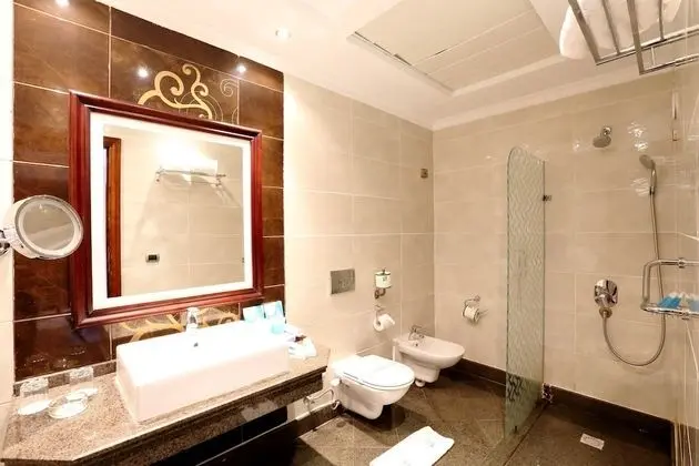Deluxe Suite with Spa Bath