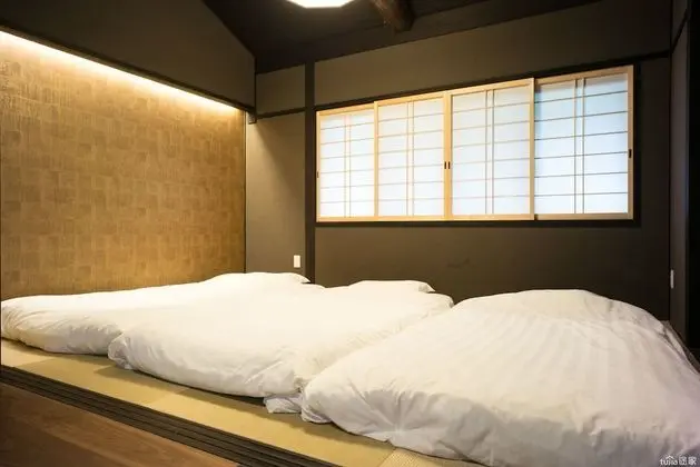 Traditional Ev (Reikaku Yasaka)