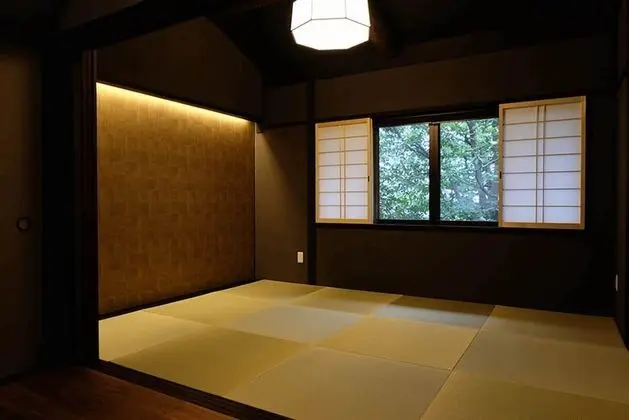 Traditional Ev (Reikaku Yasaka)