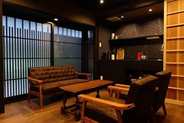 Traditional Ev (Reikaku Yasaka)