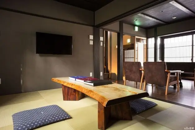 Traditional Ev (Reikaku Yasaka)