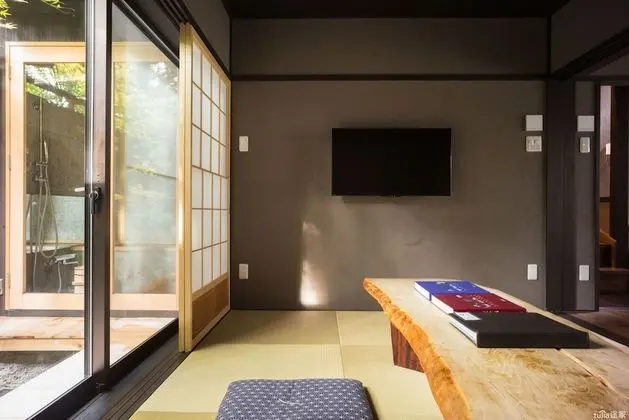 Traditional Ev (Reikaku Yasaka)