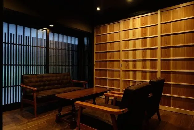 Traditional Ev (Reikaku Yasaka)