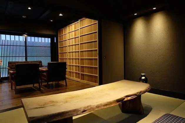 Traditional Ev (Reikaku Yasaka)