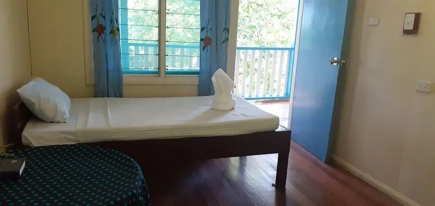 Basic İki Ayrı Yataklı Oda, 2 Tek Kişilik Yatak, Ortak Banyo (Top Floor)