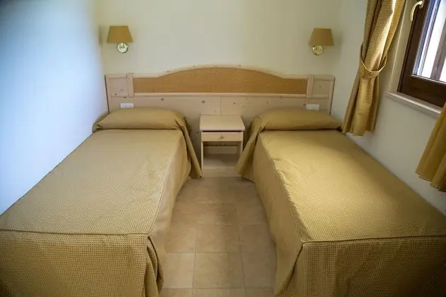 Dört Kişilik Oda, Bahçeli