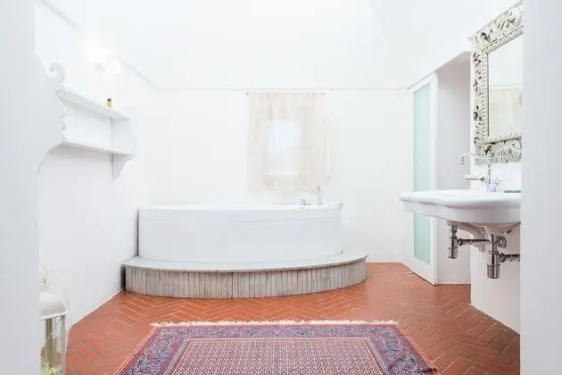 Romantic Süit, Avlu Manzaralı