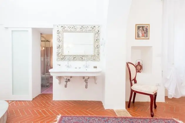 Romantic Süit, Avlu Manzaralı