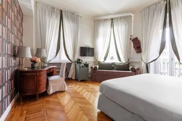 Junior Süit, Balkon