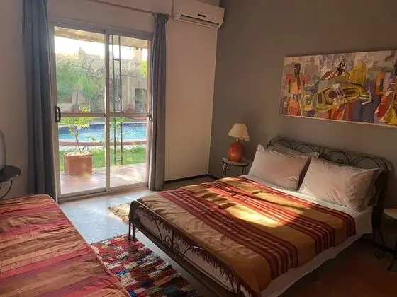 Tek Büyük Yataklı Oda, Havuz Manzaralı