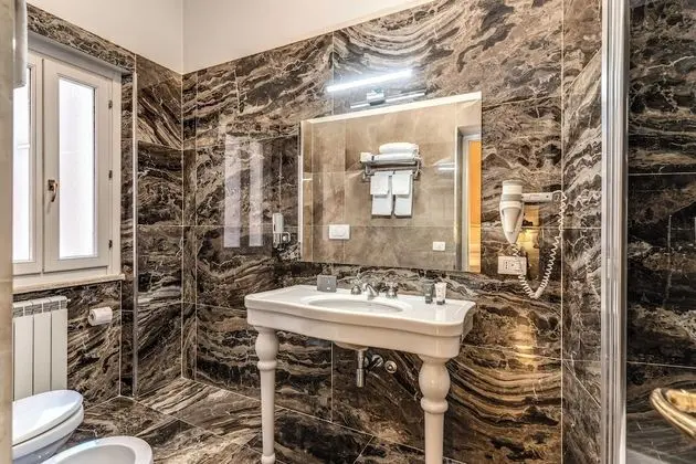 Basic Tek Büyük Yataklı Oda