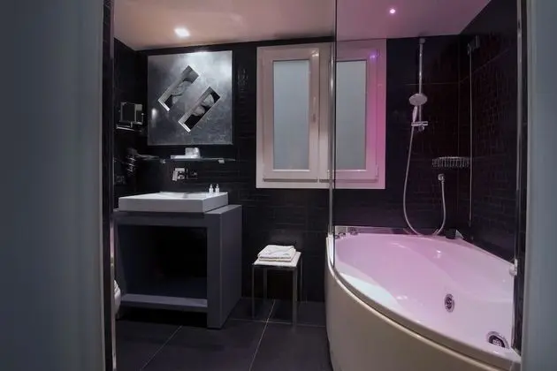 Tek Büyük veya İki Ayrı Yataklı Oda, Sıcak Su Küveti