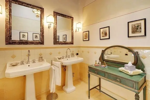 Büyük Yataklı Tek Kişilik Oda