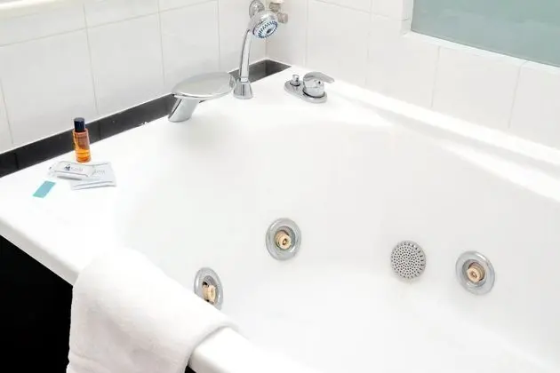Luxury Dört Kişilik Oda, Sıcak Su Havuzu, Bahçe Manzaralı