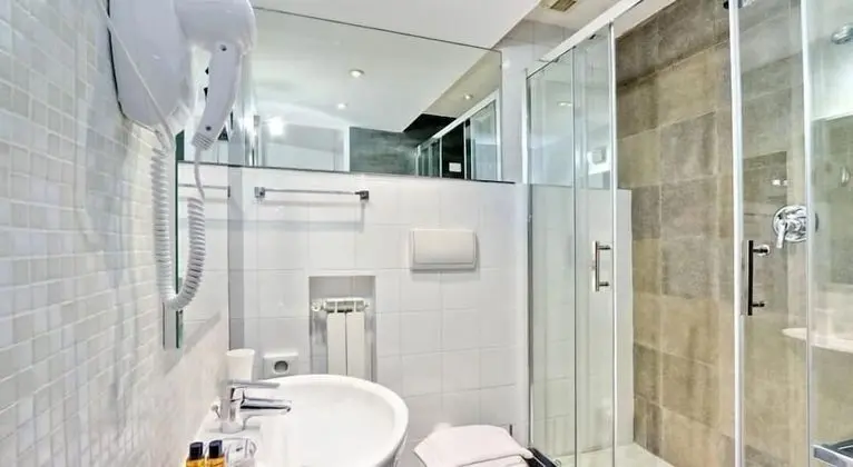 Luxury Tek Büyük veya İki Ayrı Yataklı Oda, 1 Büyük (Queen) Boy Yatak, Balkon, Bahçeli