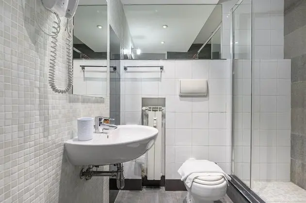 Luxury Tek Büyük veya İki Ayrı Yataklı Oda, 1 Büyük (Queen) Boy Yatak, Balkon, Bahçeli