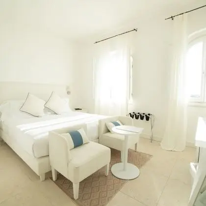 Deluxe Tek Büyük Yataklı Oda, Kısmi Deniz Manzaralı