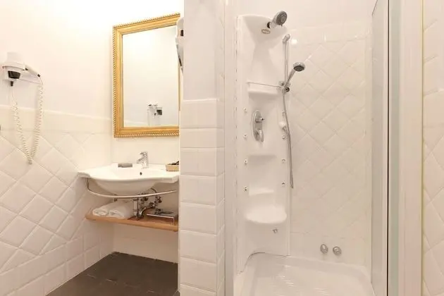 Üç Kişilik Oda, 1 Yatak Odası