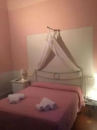 Tek Büyük veya İki Ayrı Yataklı Oda, Ortak Banyo