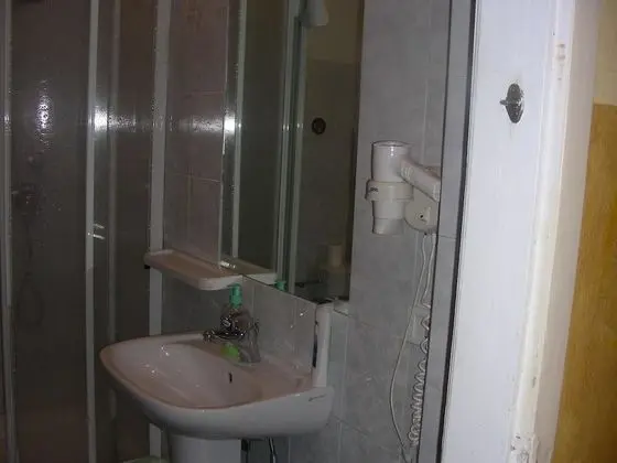 Tek Büyük veya İki Ayrı Yataklı Oda, Ortak Banyo