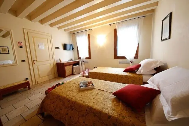 Comfort Tek Büyük veya İki Ayrı Yataklı Oda
