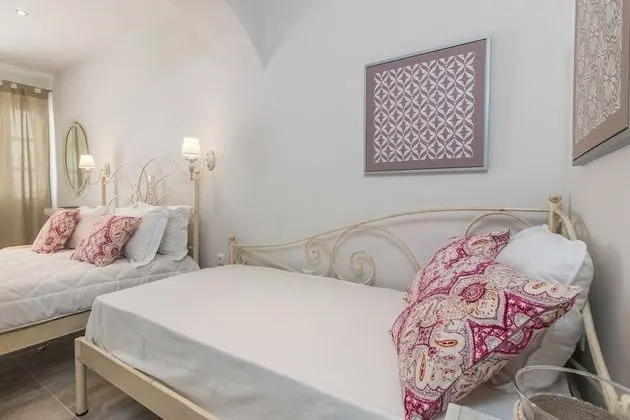 Üç Kişilik Oda, Bahçe Manzaralı