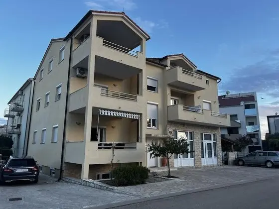 Apart Daire, 1 Büyük (Queen) Boy Yatak ve Çekyat
