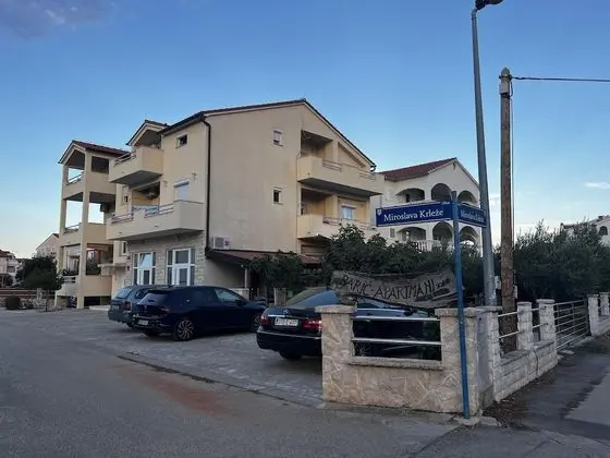 Apart Daire, 1 Büyük (Queen) Boy Yatak ve Çekyat