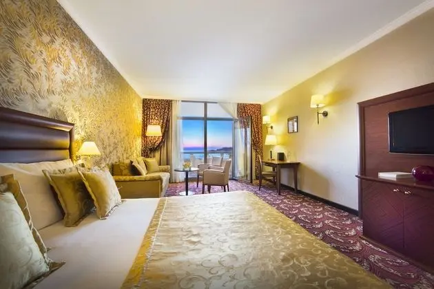 Comfort Tek Büyük Yataklı Oda, 1 En Büyük (King) Boy Yatak ve Çekyat, Balkon, Deniz Manzaralı