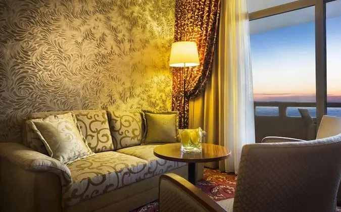 Comfort Tek Büyük Yataklı Oda, 1 En Büyük (King) Boy Yatak ve Çekyat, Balkon, Deniz Manzaralı