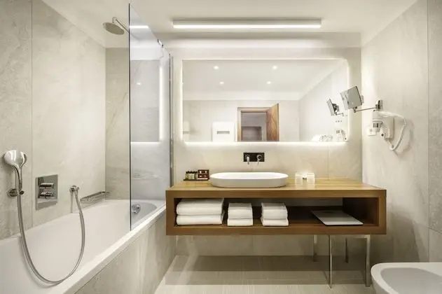 Comfort Tek Büyük Yataklı Oda, 1 En Büyük (King) Boy Yatak ve Çekyat, Balkon, Deniz Manzaralı